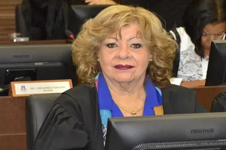 Desembargadora Maria da Graça está sob suspeita de integrar uma organização criminosa dentro da Corte estadual baiana que vendia sentenças judiciais em processos de grilagem de terras na região oeste do estado. Desembargadora Maria da Graça está sob suspeita de integrar uma organização criminosa dentro da Corte estadual baiana que vendia sentenças judiciais em processos de grilagem de terras na região oeste do estado.