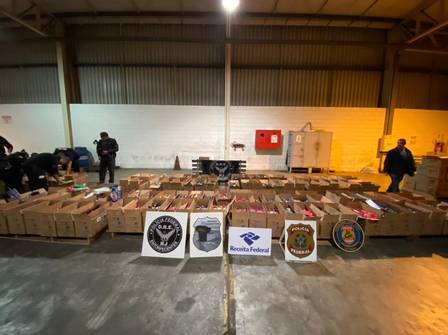 Polícia Federal e Receita Federal apreenderam carregamento de cinco toneladas de cocaína no Porto do Rio