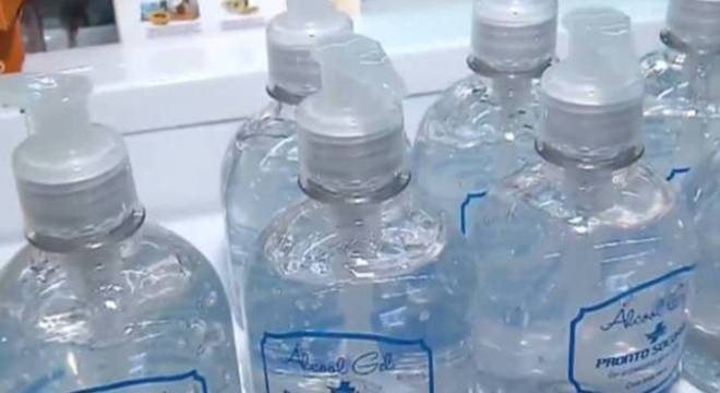 Gel de cabelo era colocado em frascos de álcool 70º de higienização das mãos Gel de cabelo era colocado em frascos de álcool 70º de higienização das mãos