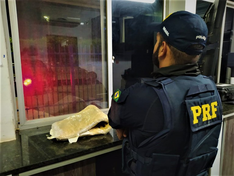 Com cocaína amarrada ao corpo, PRF e PF prendem passageira de ônibus na BR 242