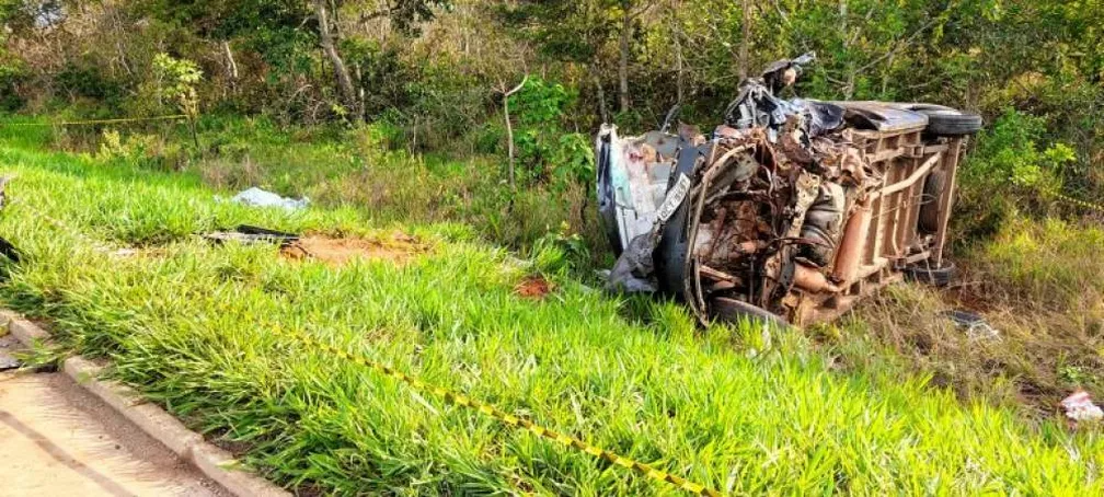 Van saiu da pista e ficou destruída — Foto: Divulgação