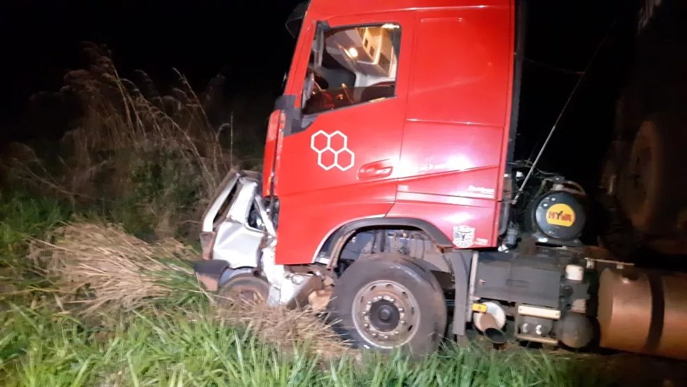 O carro conduzido pelo adolescente atingiu o caminhão de frente — Foto: Divulgação