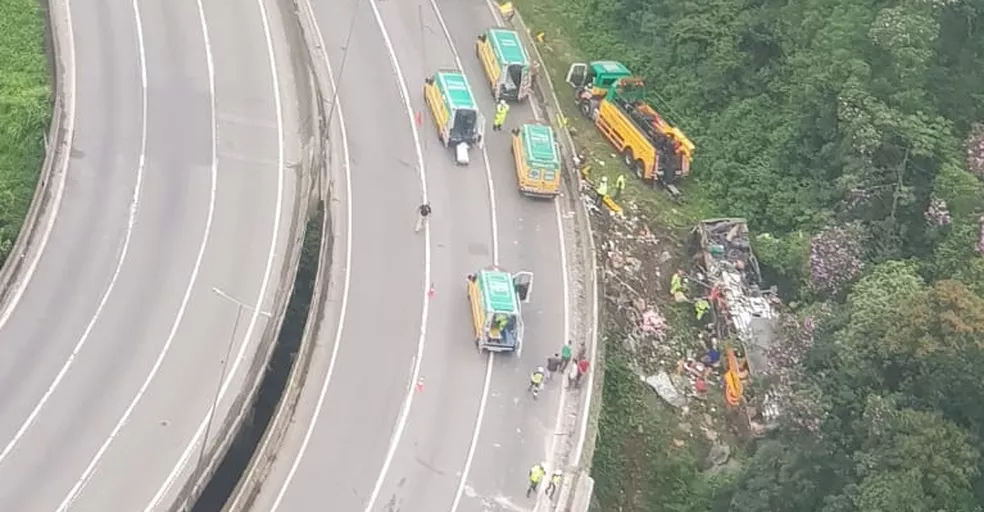 Ônibus sai da pista na Curva da Santa, em Guaratuba, e deixa mortos e feridos — Foto: Divulgação/BPMOA