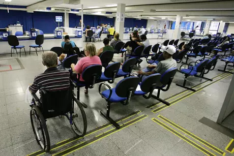 Fila em cadeiras de pessoas que esperam atendimento, com agendamento virtual ou não, na Agencia da Previdência Social no Plano Piloto, em Brasília. Fila em cadeiras de pessoas que esperam atendimento, com agendamento virtual ou não, na Agencia da Previdência Social no Plano Piloto, em Brasília.