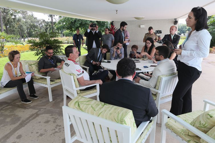 Isac Nóbrega/PR O presidente da República Jair Bolsonaro conversa com a imprensa no Palácio da Alvorada