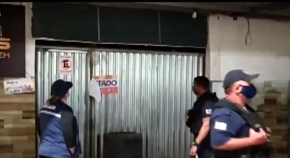 Covid-19: Dono de bar tranca clientes em estabelecimento e foge para evitar fiscalização na Bahia — Foto: Reprodução/TV Bahia