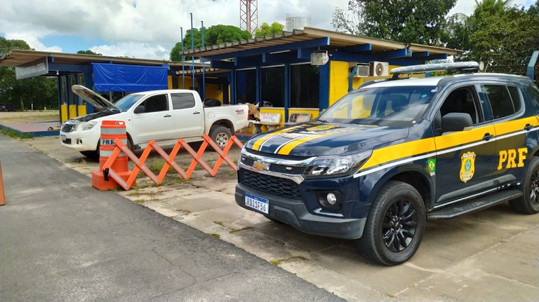 PRF apreende caminhonete adulterada e carga de produto agrícola sem nota fiscal em Teixeira de Freitas (BA).