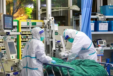 Paciente com pneumonia causada por novo coronavírus é tratado em hospital em Wuhan 28/01/2020 China Daily via REUTERS Paciente com pneumonia causada por novo coronavírus é tratado em hospital em Wuhan 28/01/2020 China Daily via REUTERS