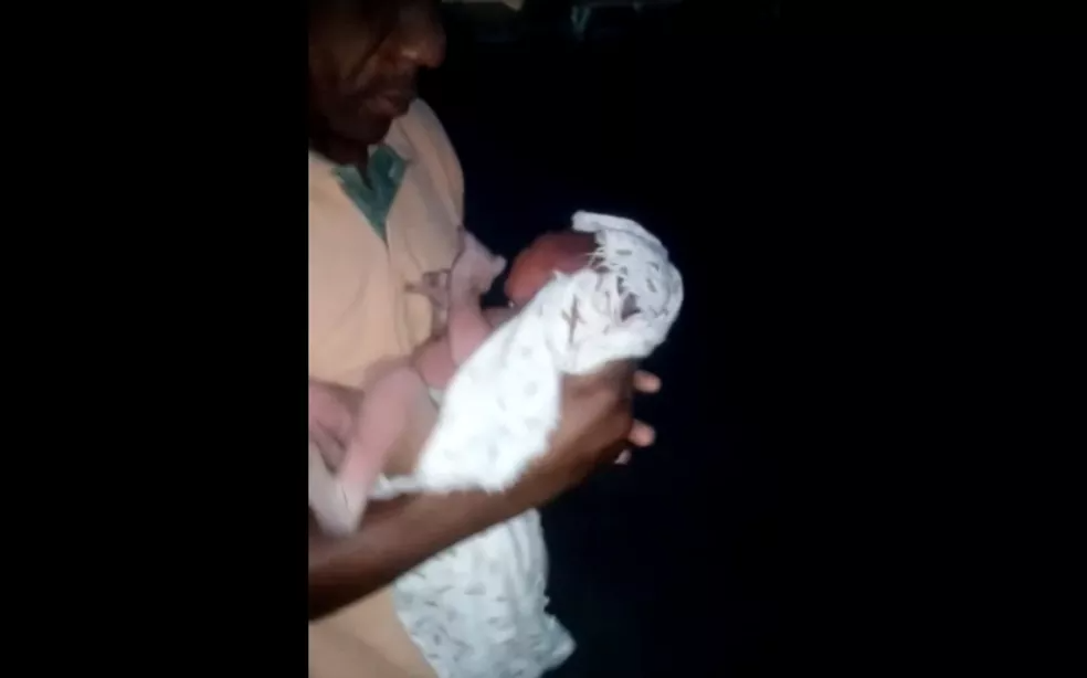 Recém-nascido foi encontrado em quintal na zona rural de Feira de Santana — Foto: Reprodução/Redes Sociais