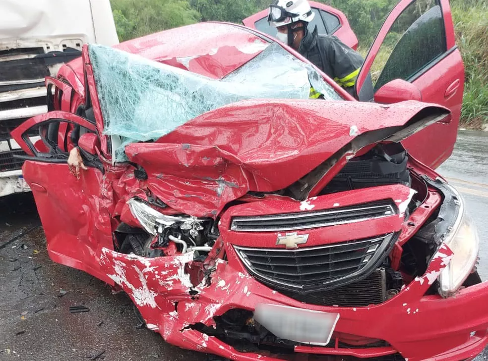 Batida entre carro e caminhão deixa duas mulheres mortas e uma ferida no sul da Bahia — Foto: Reprodução/Redes Sociais