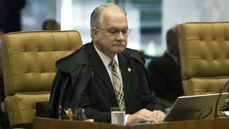 Conforme a decisão de Fachin, 13ª Vara de Curitiba poderia julgar apenas casos da Lava Jato ligados diretamente à Petrobras - o que não é o caso das acusações contra Lula Conforme a decisão de Fachin, 13ª Vara de Curitiba poderia julgar apenas casos da Lava Jato ligados diretamente à Petrobras - o que não é o caso das acusações contra Lula