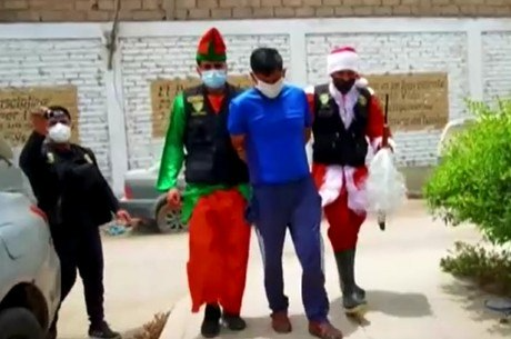 Policiais fizeram operação vestidos de Papai Noel e elfo 