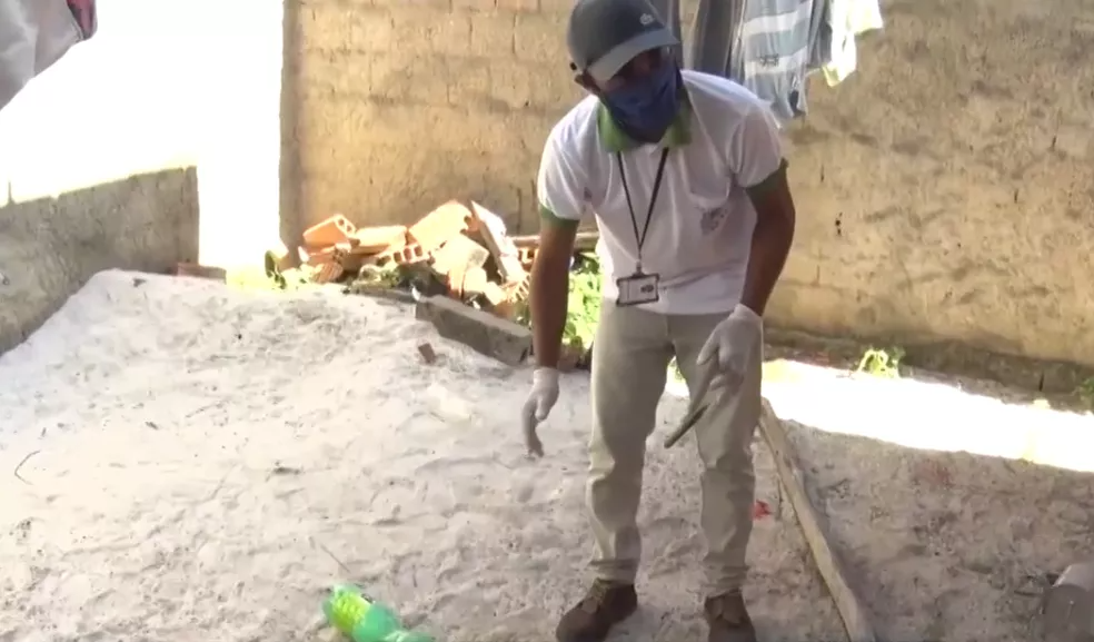 Agentes de endemias fazem trabalho de rotina nas residências onde 90% dos focos são encontrados — Foto: Reprodução/TV Santa Cruz Agentes de endemias fazem trabalho de rotina nas residências onde 90% dos focos são encontrados — Foto: Reprodução/TV Santa Cruz