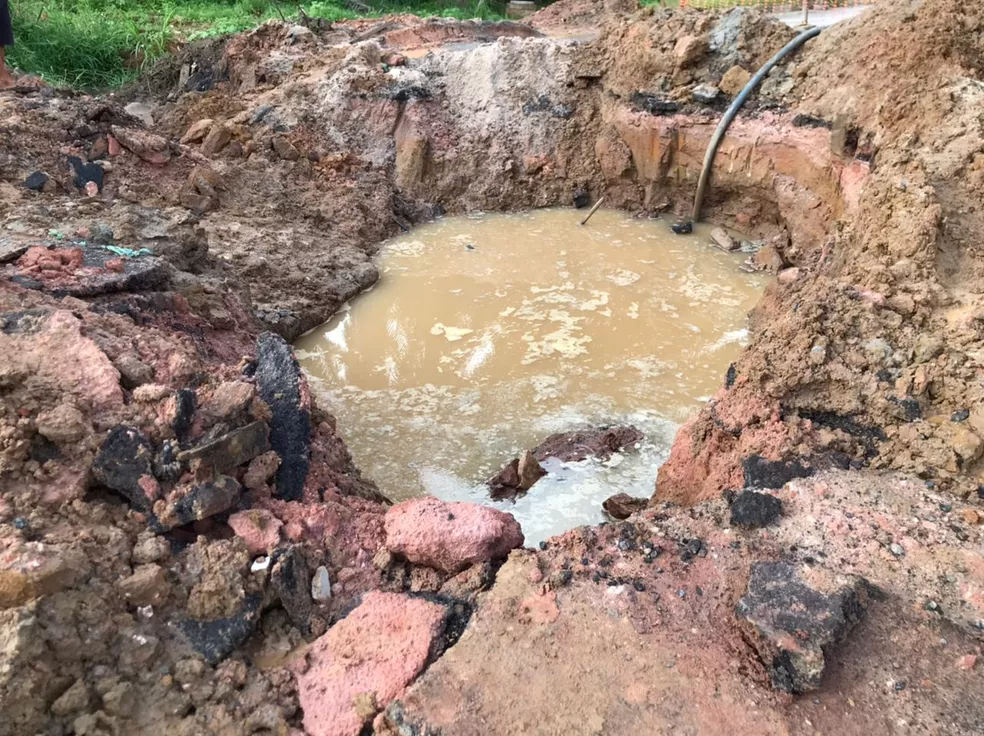 Local onde o trabalhador morreu soterrado, em obra de esgotamento sanitário em Lauro de Freitas, na manhã da terça-feira (31) — Foto: Müller Nunes/TV Bahia