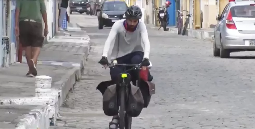 Russo conhece o sul da Bahia após três anos de viagens de bicicleta e com ajuda de caronas — Foto: Reprodução/TV Santa Cruz