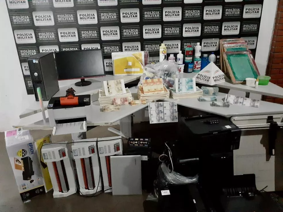 Dinheiro falso, impressoras e insumos para confeccionar notas falsas foram apreendidos em Ituiutaba — Foto: Polícia Militar/Divulgação