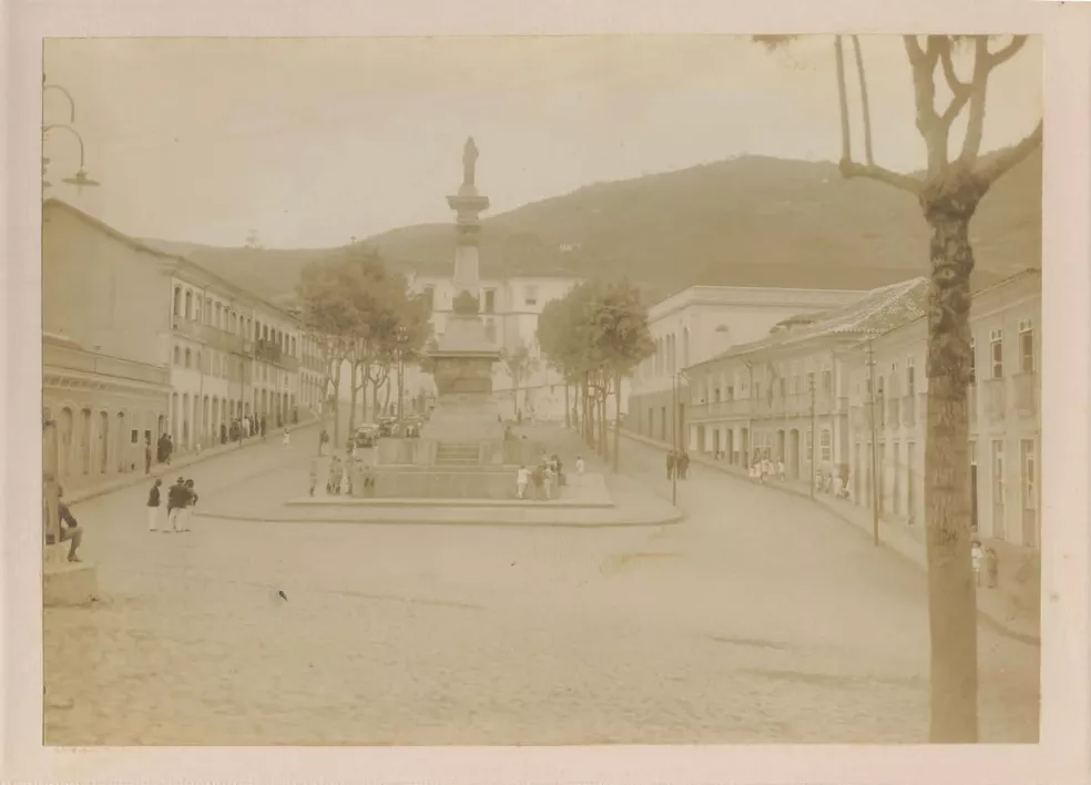 Monumento à Tiradentes, na Praça Tiradentes, em Ouro Preto, 1922 — Foto: Arquivo Público Mineiro/Reprodução