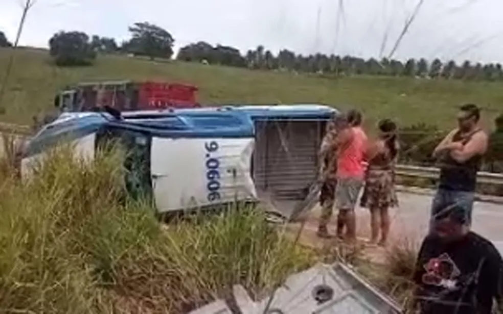 Acidente com viatura da PM deixa feridos na Bahia — Foto: Reprodução/Redes sociais
