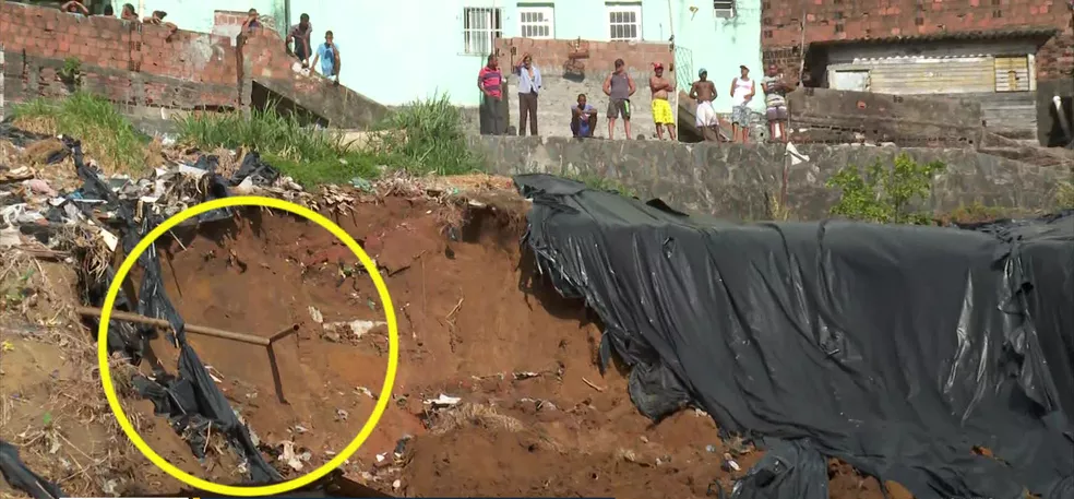 Vazamento em canos pode ter provocado deslizamento de barreira no Recife — Foto: Reprodução/TV Globo Vazamento em canos pode ter provocado deslizamento de barreira no Recife — Foto: Reprodução/TV Globo