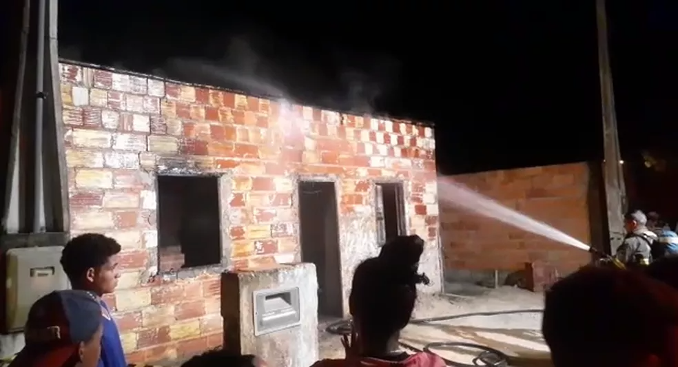 Bombeiros apagaram fogo na casa onde crianças foram encontradas mortas — Foto: Reprodução/TV Gazeta