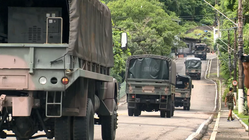 Exército saiu do 38º BI, em Vila Velha, por volta das 8h desta quinta-feira (23) rumo a Iconha — Foto: Reprodução/TV Gazeta Exército saiu do 38º BI, em Vila Velha, por volta das 8h desta quinta-feira (23) rumo a Iconha — Foto: Reprodução/TV Gazeta