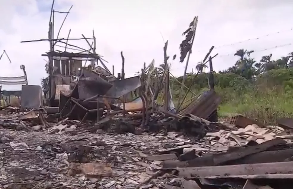Casa foi incendiada e ficou completamente destruída. — Foto: TV Bahia