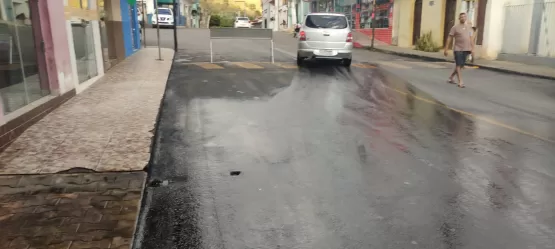 Trabalho ostensivo da Prefeitura de Medeiros Neto mantém ruas limpas após cada noite do Arraiá do Água Fria