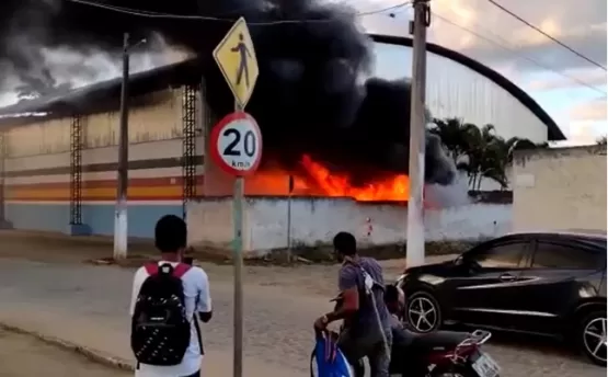 VÍDEO: ônibus escolares ficam destruídos após incêndio em Guaratinga
