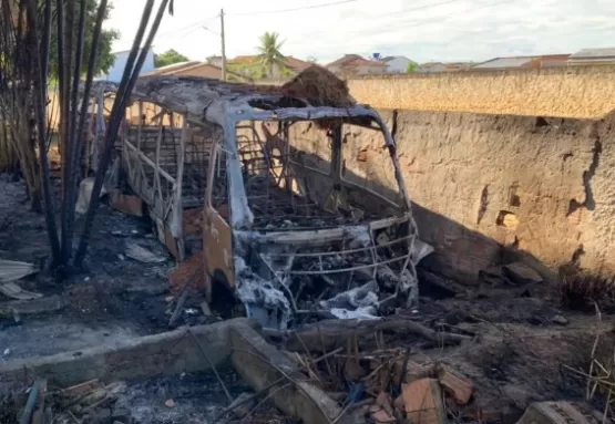 VÍDEO: ônibus escolares ficam destruídos após incêndio em Guaratinga