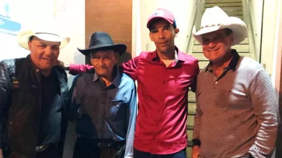 Gine & Geno e Cacau com Leite fecham com chave de ouro o Arraiá da Água Preta, em Itanhém