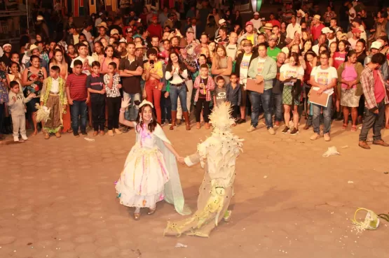 Gine & Geno e Cacau com Leite fecham com chave de ouro o Arraiá da Água Preta, em Itanhém