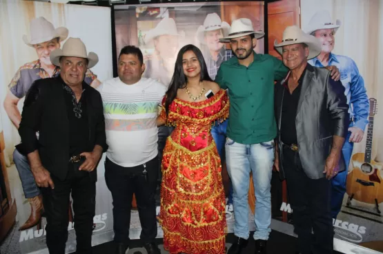 Gine & Geno e Cacau com Leite fecham com chave de ouro o Arraiá da Água Preta, em Itanhém