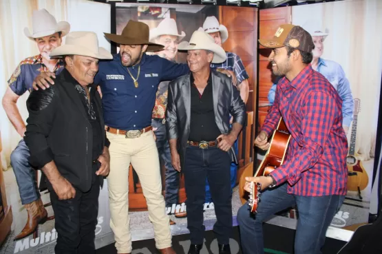 Gine & Geno e Cacau com Leite fecham com chave de ouro o Arraiá da Água Preta, em Itanhém