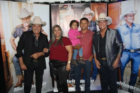 Gine & Geno e Cacau com Leite fecham com chave de ouro o Arraiá da Água Preta, em Itanhém