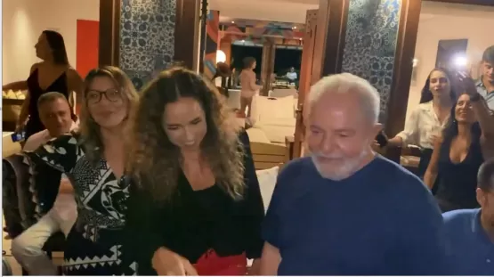 Lula, acompanhado de Janja, Rui Costa, Daniela Mercuri e Margareth Menezes se divertem em Caraiva Lula, acompanhado de Janja, Rui Costa, Daniela Mercuri e Margareth Menezes se divertem em Caraiva