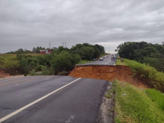 Alerta – Cratera se abre na pista e a BR 101 é completamente interditada em São Mateus/ES