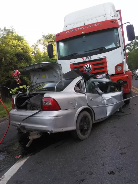 Vídeo mostra colisão entre carro e carreta que matou uma família de 06 pessoas na BR 101 no ES Vídeo mostra colisão entre carro e carreta que matou uma família de 06 pessoas na BR 101 no ES
